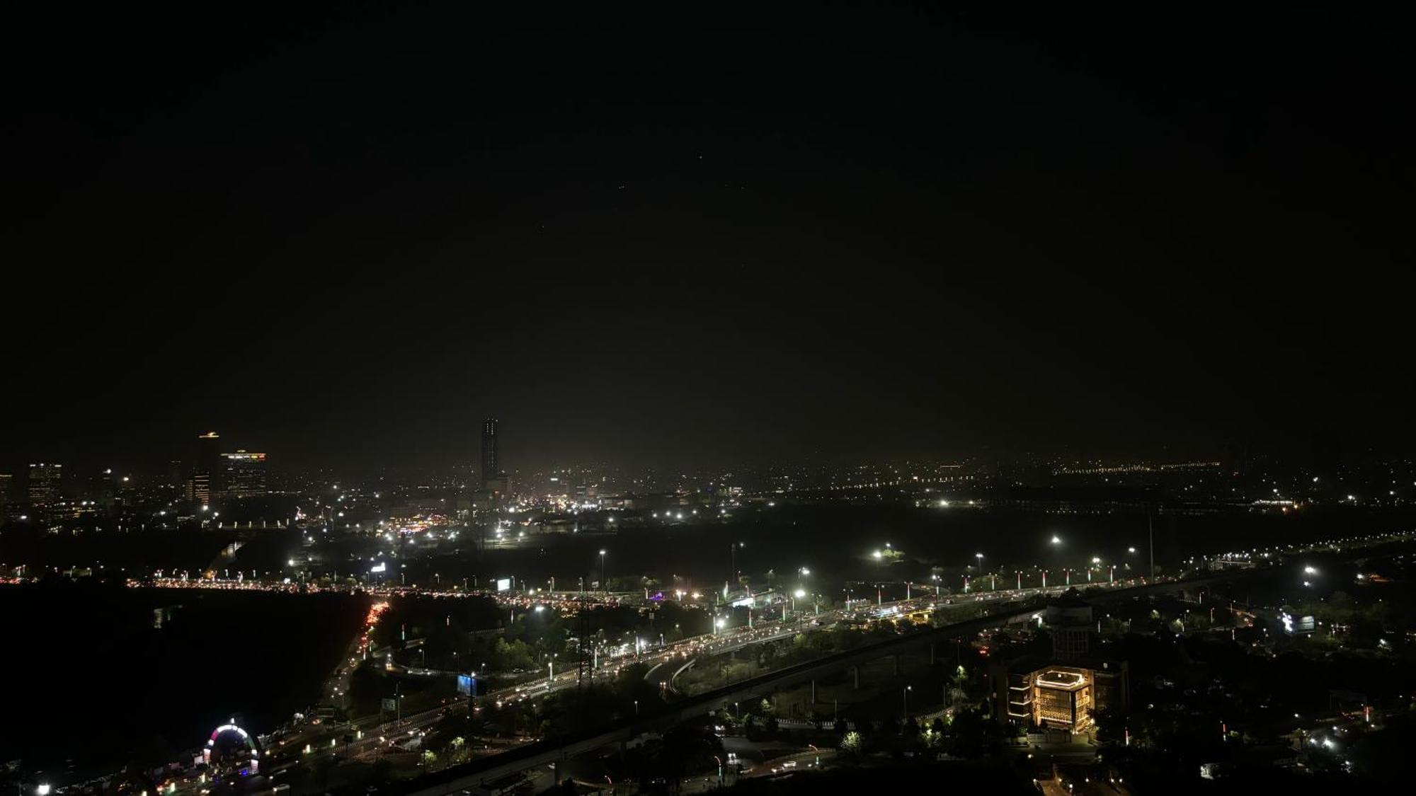 Countryside Luxury Suites - Supernova Noida New Delhi Exterior photo